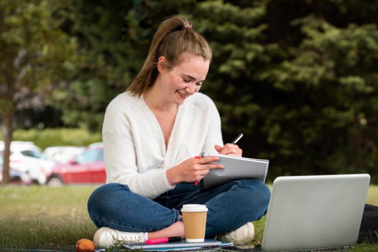 Studierende in konzentrierter Online-Lernumgebung
